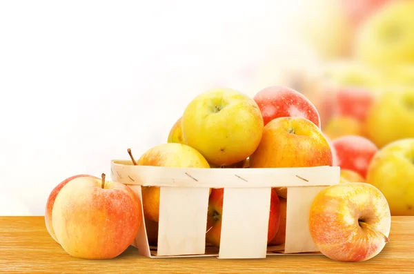 Frische und bunte Äpfel im Korb — Stockfoto