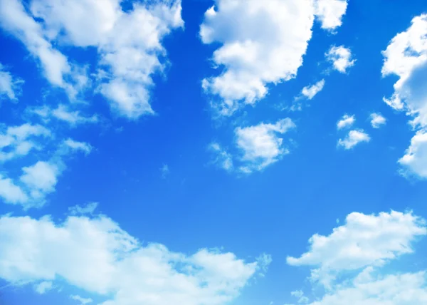 Céu azul fundo com nuvens minúsculas — Fotografia de Stock