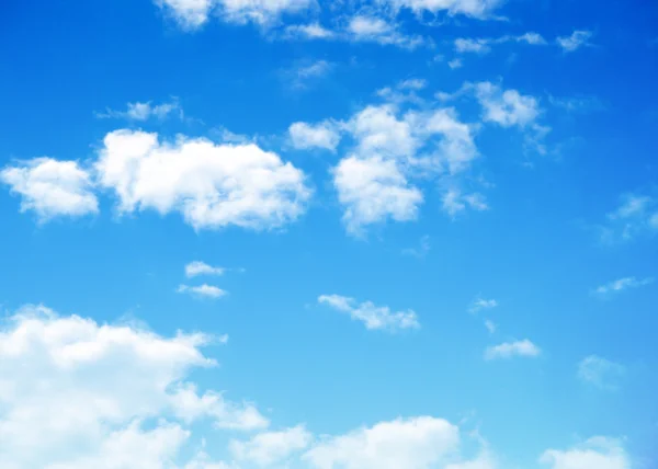 작은 구름 이 있는 푸른 하늘 배경 — 스톡 사진