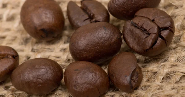 Koffie bonen op zak (jute) — Stockfoto