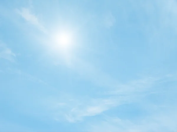 Блакитне небо з хмарою крупним планом — стокове фото