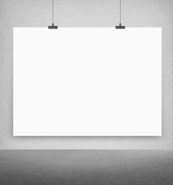 bir duvarda beyaz poster