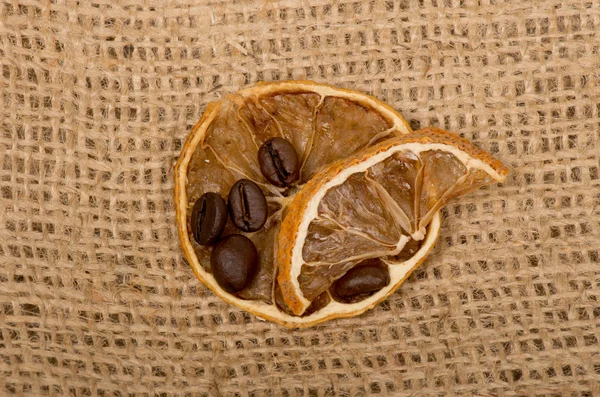 Limoni e chicchi di caffè su tela — Foto Stock