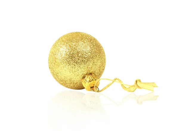 सोनेरी कंटाळणारा ख्रिसमस चेंडू — स्टॉक फोटो, इमेज