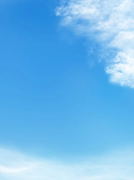 青い空は白い雲に覆われ — ストック写真