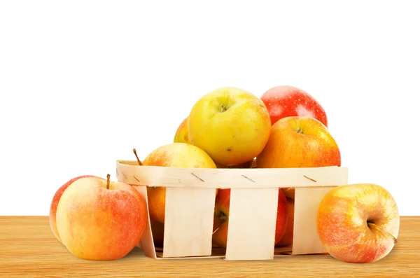 在篮子里的新鲜和多彩苹果 — 图库照片