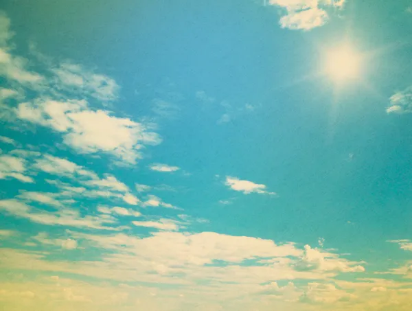Blå himmelbakgrunn med små skyer – stockfoto