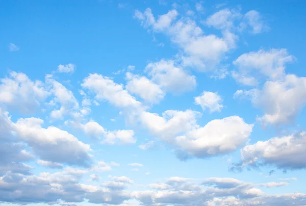 Blauwe lucht achtergrond met kleine wolken — Stockfoto