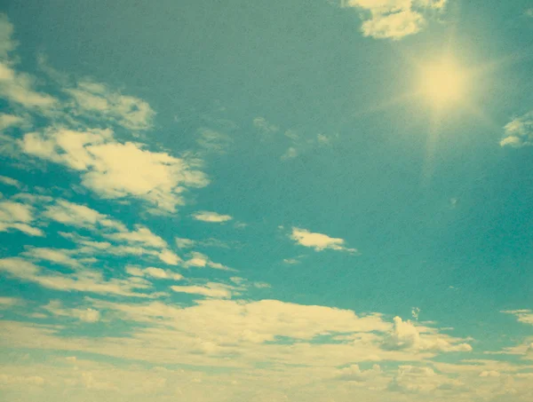 Céu azul fundo com nuvens minúsculas — Fotografia de Stock