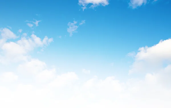 Belas nuvens esparsas no céu azul — Fotografia de Stock