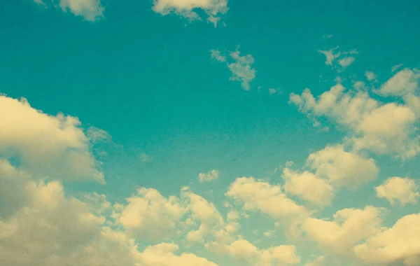 Beaux nuages épars dans le ciel bleu — Photo