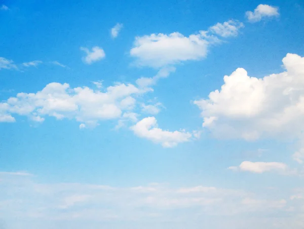 Modrá obloha pozadí s malými mraky — Stock fotografie