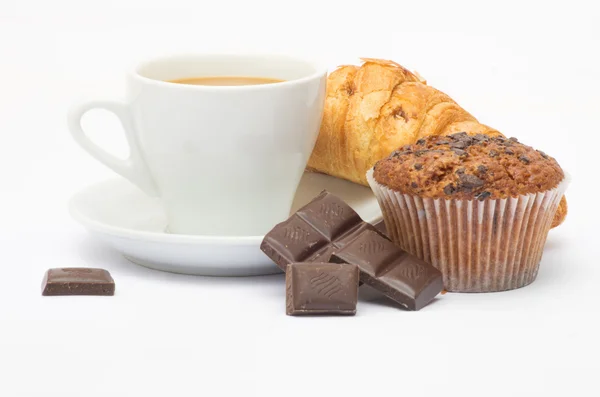 Xícara de café com croissant e chocolate — Fotografia de Stock