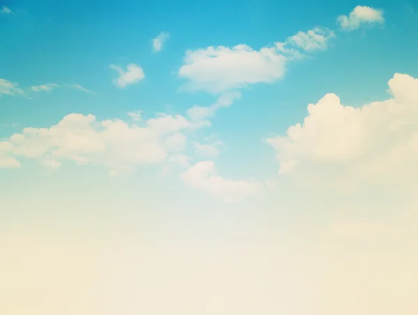 Fondo cielo azul con diminutas nubes —  Fotos de Stock