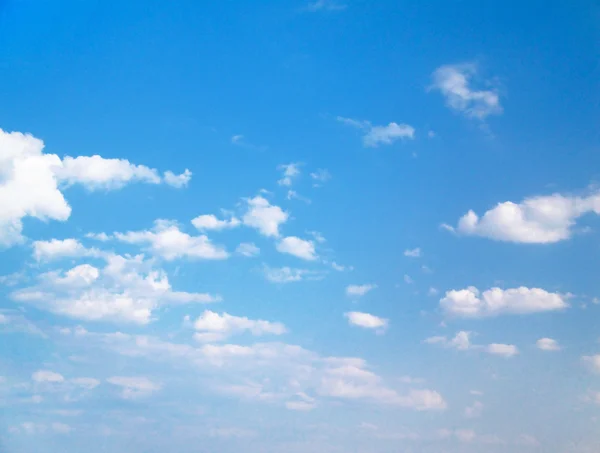 小さな雲と青空の背景 — ストック写真