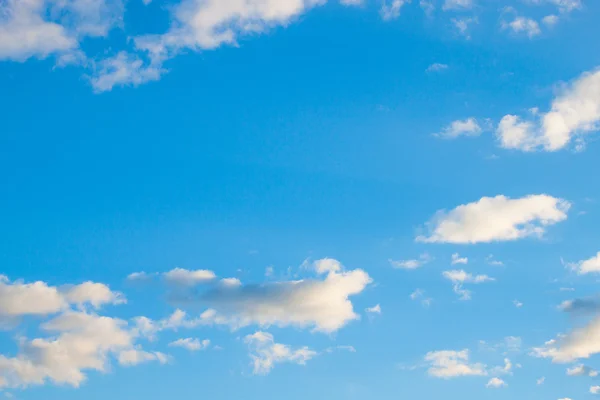 Μπλε ουρανό φόντο με μικροσκοπικά σύννεφα — Φωτογραφία Αρχείου