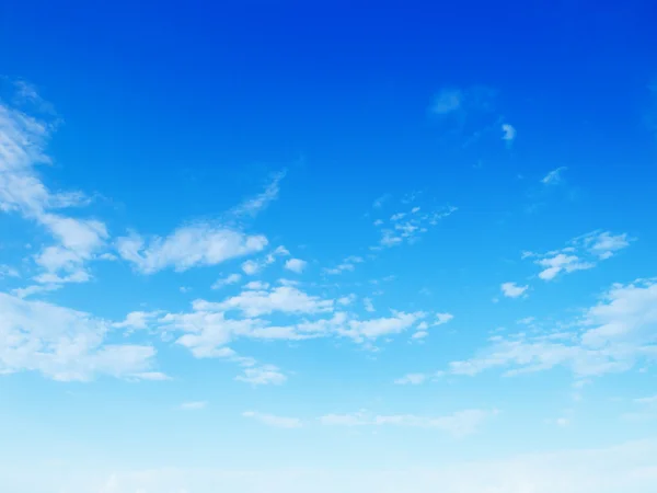 Modrá obloha s oblačným detailem — Stock fotografie