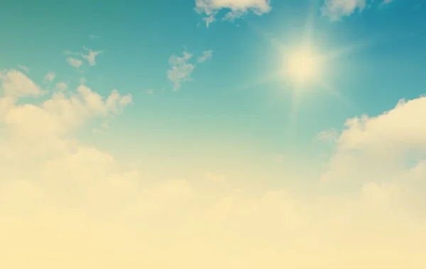 Hermosas nubes dispersas en el cielo azul — Foto de Stock