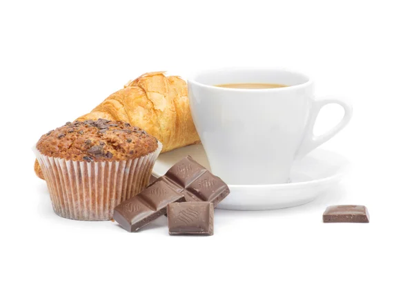 Tasse à café avec croissant et chocolat — Photo