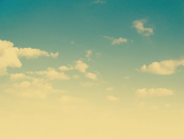 Голубой фон неба с крошечными облаками — стоковое фото