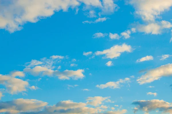 Sfondo cielo blu con piccole nuvole — Foto Stock