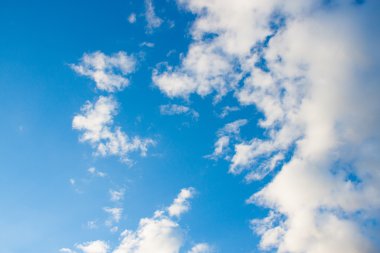 Küçük bulutlu mavi gökyüzü arkaplanı