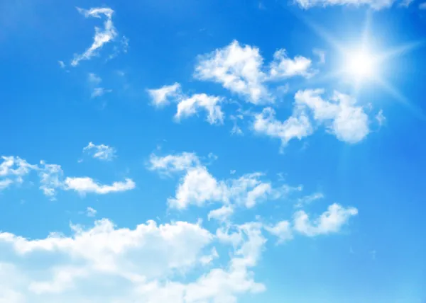 Blauer Himmel Hintergrund mit winzigen Wolken — Stockfoto