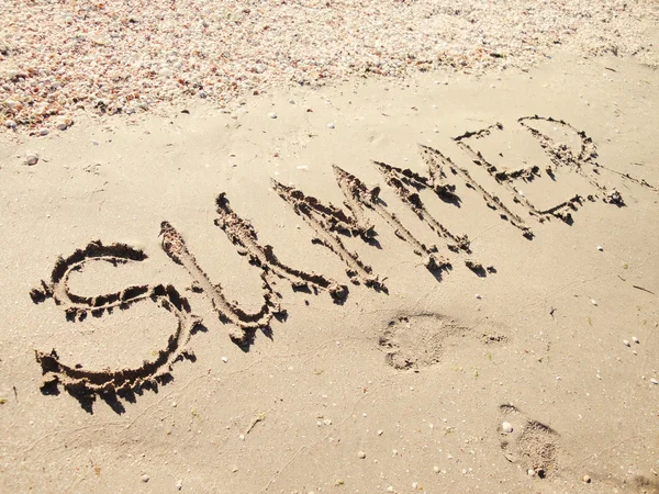 Inschrift auf nassem Sand Sommer — Stockfoto