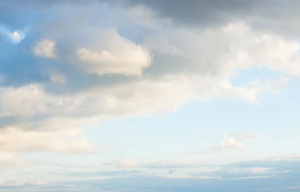 Fond bleu ciel avec de minuscules nuages — Photo