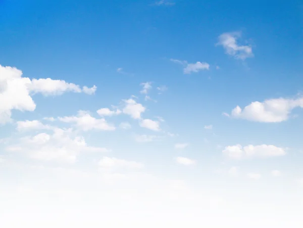 Blauer Himmel Hintergrund mit winzigen Wolken — Stockfoto