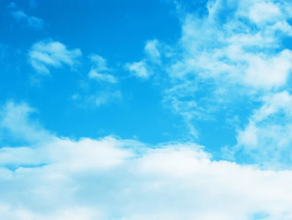 Blauer Himmel Hintergrund mit winzigen Wolken — Stockfoto