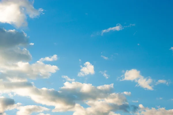 Céu azul com nuvens closeup — Fotografia de Stock