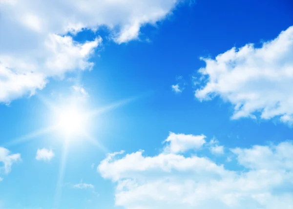 Blauer Himmel Hintergrund mit winzigen Wolken lizenzfreie Stockbilder