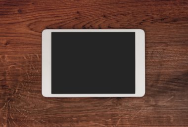 Ahşap bir masa üzerine boş modern dijital tablet