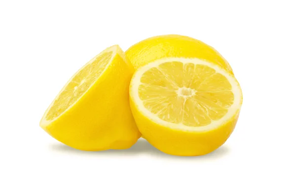 Świeże cytryny na białym tle — Zdjęcie stockowe
