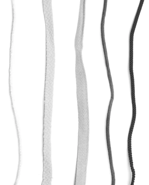 Sammlung verschiedener Seile auf weißem Hintergrund — Stockfoto