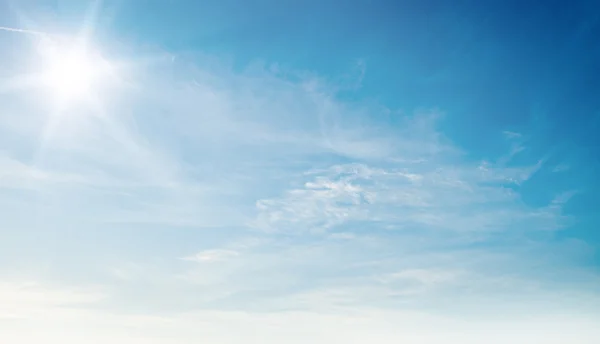 Blå himmel bakgrund med små moln — Stockfoto