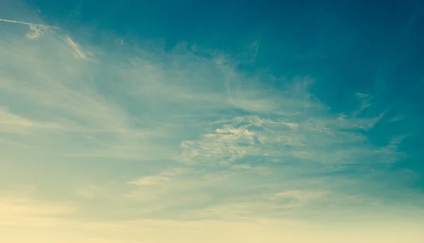 Blauer Himmel Hintergrund mit winzigen Wolken — Stockfoto