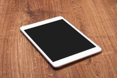 Tahta masadaki dijital tablet