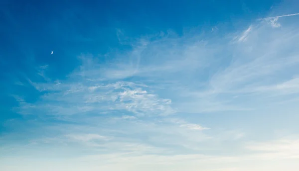 Blauer Himmel Hintergrund mit winzigen Wolken — Stockfoto