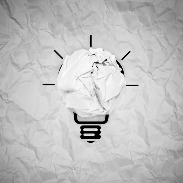 電球は創造的な概念として紙を丸めてください。 — ストック写真