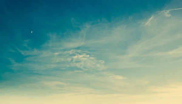 Blauer Himmel Hintergrund mit winzigen Wolken — Stockfoto