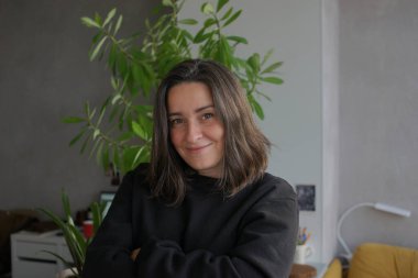 39 yaşında, gri saçlı bir kadının portresi.
