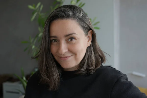 Portrait Une Femme Ans Aux Cheveux Gris — Photo