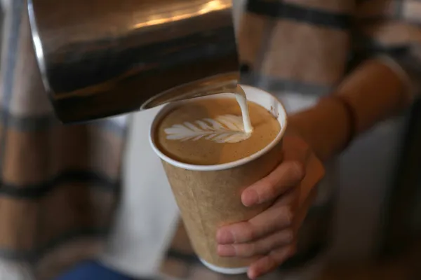 Chica Barista Haciendo Café Taza Papel — Foto de Stock