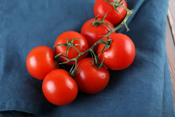 Reife Tomaten Auf Einem Zweig Auf Einem Hölzernen Hintergrund — Stockfoto