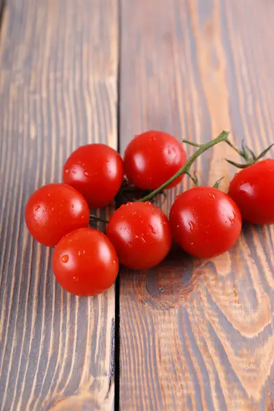 Reife Tomaten Auf Einem Zweig Auf Einem Hölzernen Hintergrund — Stockfoto