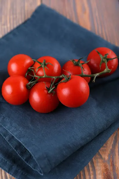 Reife Tomaten Auf Einem Zweig Auf Einem Hölzernen Hintergrund — Stockfoto