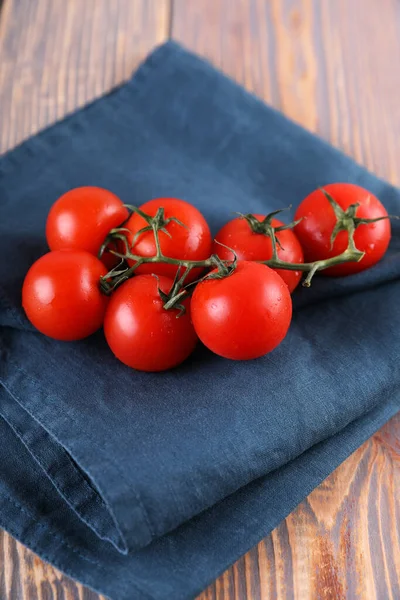 Reife Tomaten Auf Einem Zweig Auf Einem Hölzernen Hintergrund — Stockfoto