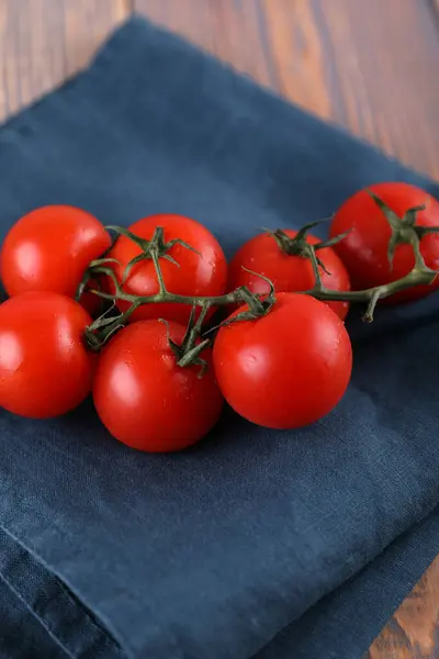 Reife Tomaten Auf Einem Zweig Auf Einem Hölzernen Hintergrund — Stockfoto